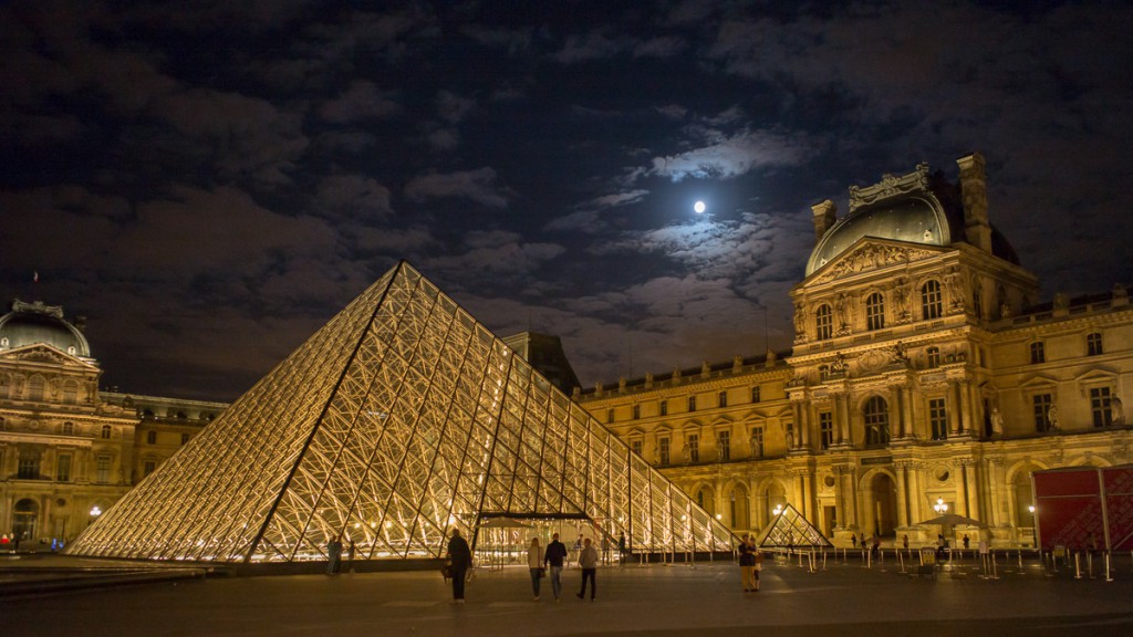 Mond über dem Louvre Leica M mit 28mm Elmarit asph. bei f/4.0 1/25sec ISO 3200