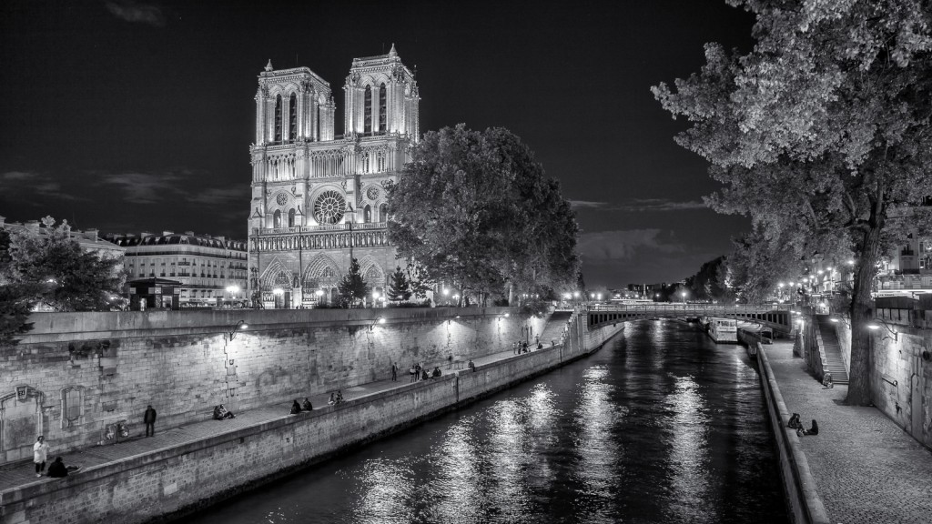 Sommernacht an der Seine Leica M mit 21mm Super-Elmar asph. bei f/3.4  0,7sec    ISO 200