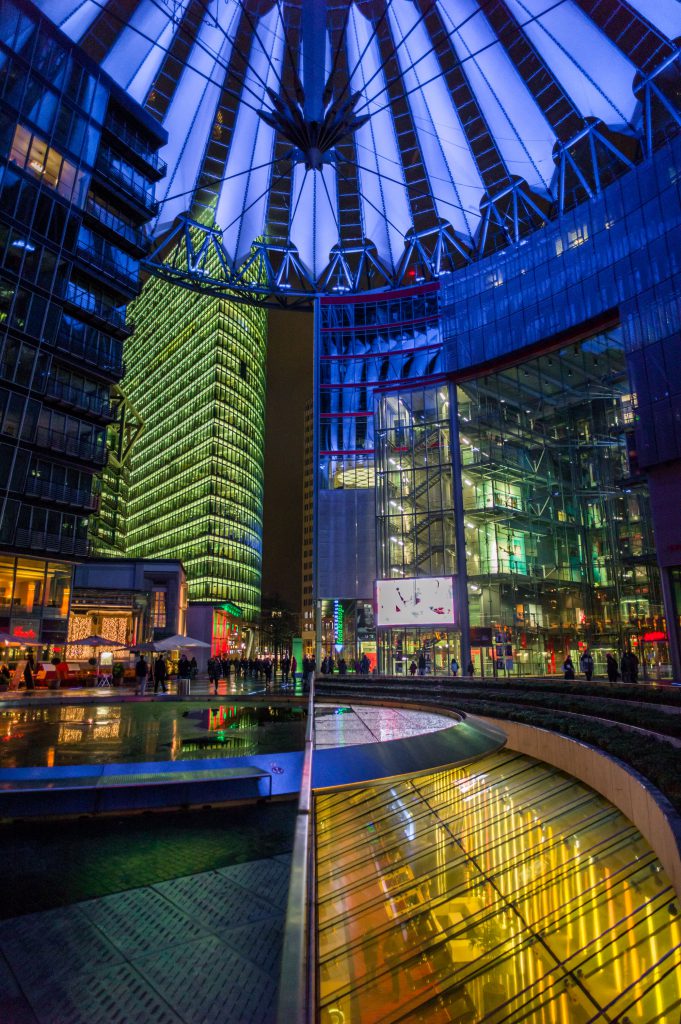 Sony-Center, M9 und Elmarit 21mm, 1/25sec bei f/2.8 ISO 320