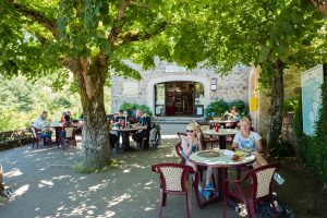 Auf der Terrasse über der Höhle