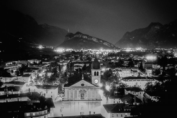 Blick auf Arco, Leica M4 mit 35mm Summilux bei f/2.0   1 sec  Orange-Filter  Ilford HP5