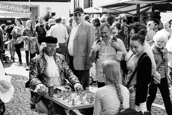 Schach gegen den Baron, M6 mit 50mm Summicron, Gelbfilter