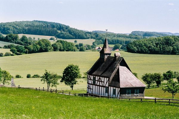 Kapellenschule, Leica M2 mit 90mm Summarit, Kodak Portra