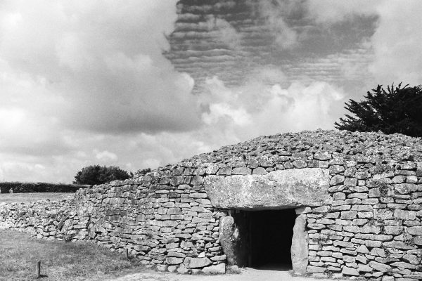 Leica M4, Kodak Tri-X, Orange-Filter: Le Table des Marchand