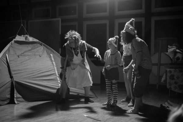 Da ist der Tyrann! Los. auf ihn…