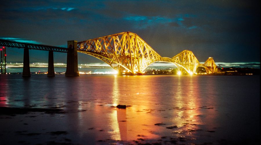 Die Forth-Bridge bei Queensferry. Leica M6 mit 35mm Summilux bei f/4.0   6sec, Kodak Portra 160.