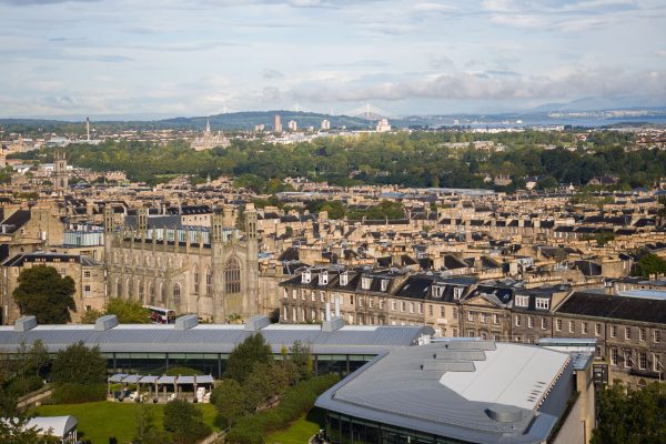 Blick von Calton Hill Richtung Queesferry (und den Forth Brücken)