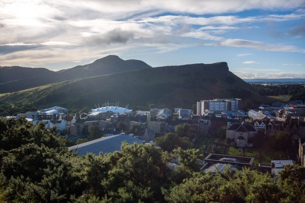 Arthur’s Seat im Gegenlicht, links im Bild das Schottische Parlamentsgebäude