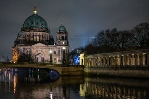 Ohne Stativ, Spaziergang an der Spree. M10 mit 35mm Summilux bei f/2.0  1/30sec  ISO 6400