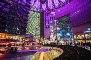 Augenkrebs im Sony-Center. M10 mit 21mm Super-Elmar bei f/3.4  1/30sec  ISO 6400