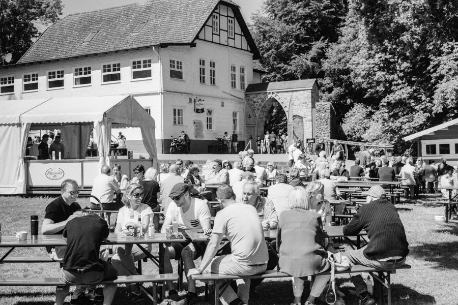 Im Biergarten der Burg Vlotho, Leica IIIf mit 5cm Summicron I, Orange-Filter