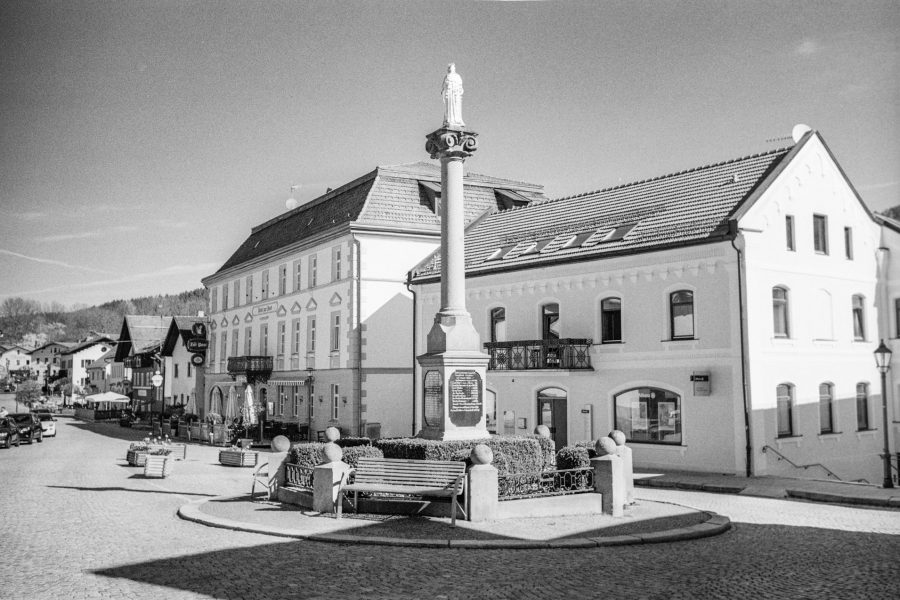 Zentrum von Lam. Leica IIIf mit 3,5cm Summaron, Orange-Filter, Kodak Tri-X