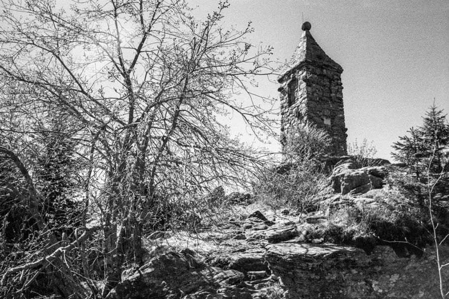 Grosser Riedelstein mit Waldschmidt-Denkmal. Leica IIIf mit 3,5cm Summaron, Orange-Filter, Kodak Tri-X