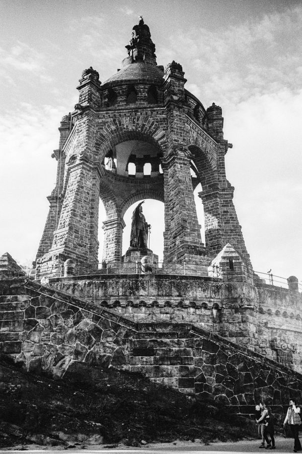 Das Monument. Leica IIIf mit 3,5cm Summaron, Kodak Tri-X