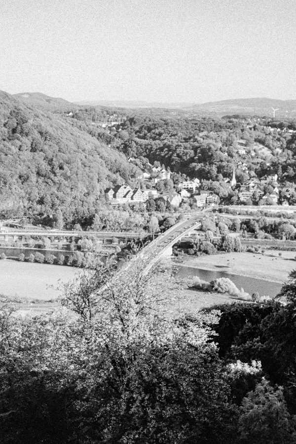 Blick auf Hausberge. Leica IIIf mit 3,5cm Summaron, Kodak Tri-X