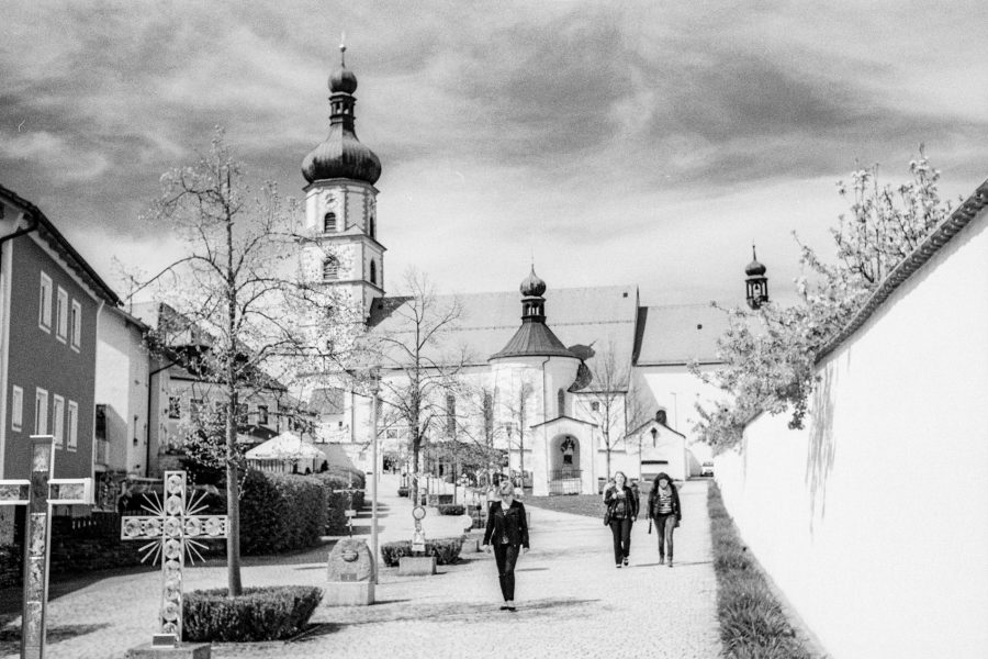 Franziskanerkloster in Neukirchen. Leica IIIf mit 3,5cm Summaron, Orange-Filter, Kodak Tri-X