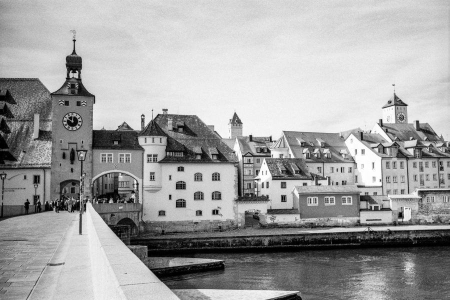 Auf der Steinernen Brücke. Leica IIIf mit 3,5cm Summaron, Orange-Filter, Kodak Tri-X