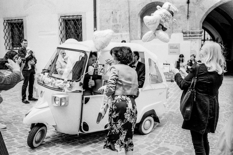 Vor dem Rathaus. Leica IIIf mit 3,5cm Summaron, Orange-Filter, Kodak Tri-X