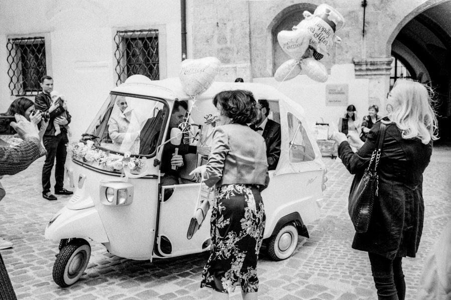 Vor dem Rathaus. Leica IIIf mit 3,5cm Summaron, Orange-Filter, Kodak Tri-X