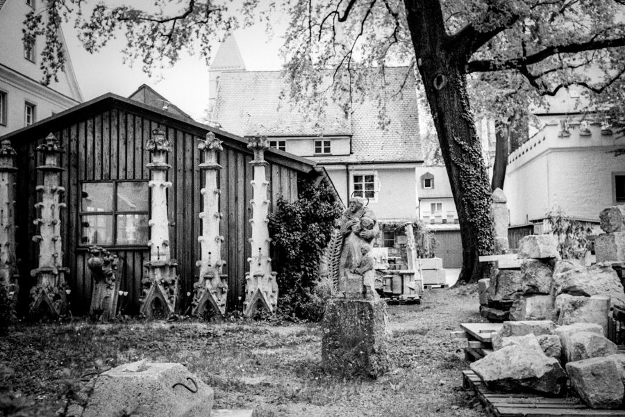 Dombauhütte. Leica IIIf mit 3,5cm Summaron, Orange-Filter, Kodak Tri-X