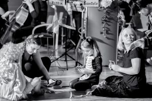 Höllisches Kartenspiel. Leica M240 mit 90mm Summarit bei f/2.5 1/60s  ISO 3200