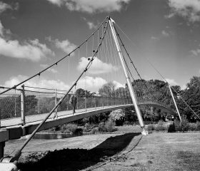 Glacisbrücke. Kodak Tri-X, Orange Filter