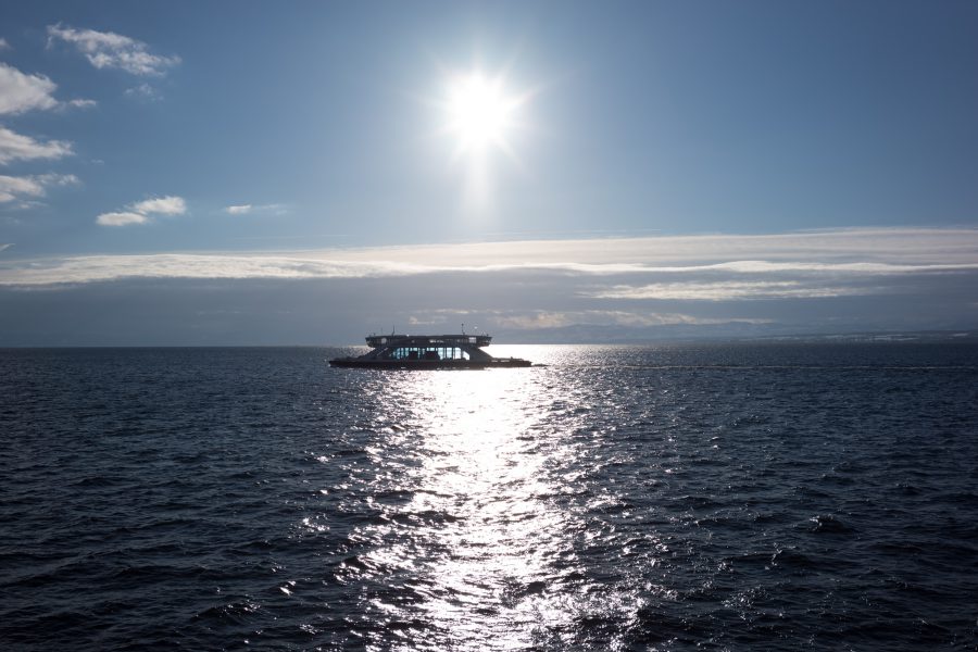 In 20 Minuten setzt man mit der Fähre Meersburg nach Konstanz über. Für mich ist es jedes Mal eine kleine Auszeit, und oft mache ich doch ein paar Bilder. Dieses hier zeigt auch, dass das keine Voigtländer nicht frei ist von chromatischen Aberrationen. Voigtländer Color Skopar 35/2.5 P an M10.