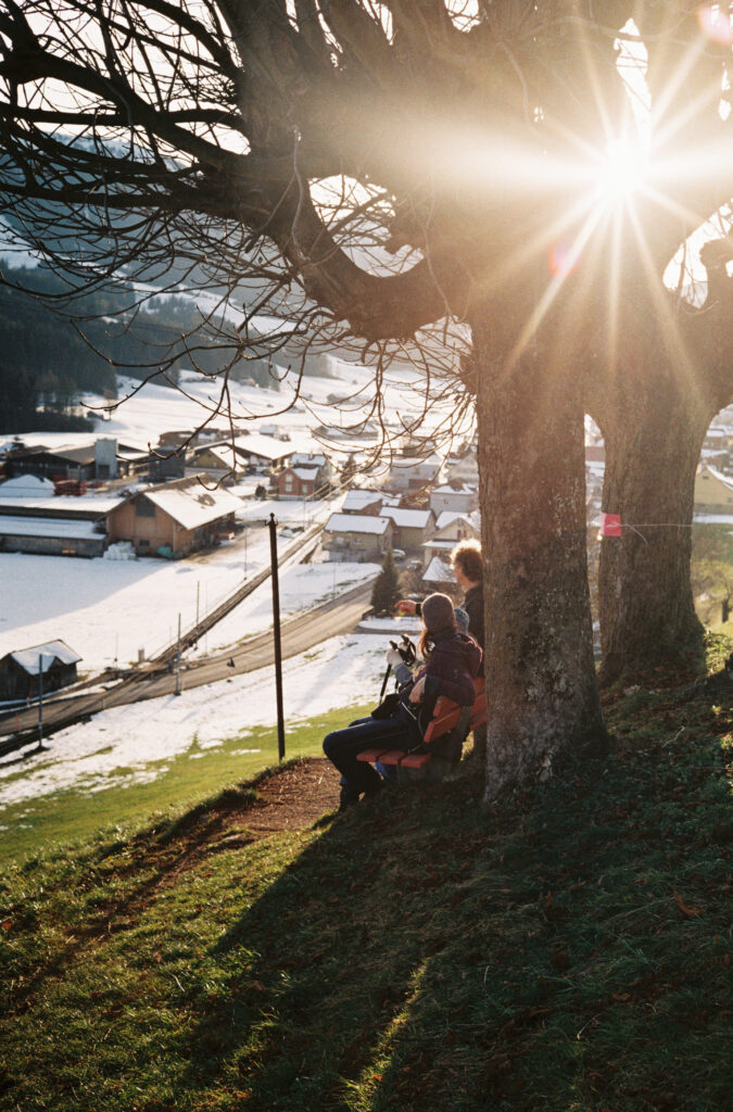 Schreiben mit Licht: Nicht immer steht dafür eine hilfreiche Automatik bereit. So war es an diesem Frühwinterabend bei Appenzell und mit der analogen Leica CL in der Hand. Auftritt also für den Handbelichtungsmesser.