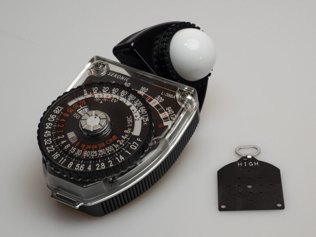 Museal: Der Sekonic-Handbelichtungsmesser L-398A geht auch in seiner Version III mit „Studio Deluxe“ im Namen auf eine Konstruktion von 1957 zurück. Die Scheibe zum Einstecken braucht man bei sehr viel Licht. 