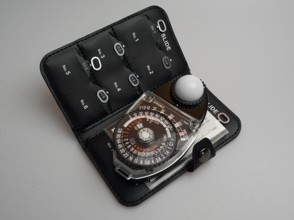 Mit den Einsteckscheiben in diesem Etui ist es auch möglich, mit dem Sekonic L-398A direkte Blendenwerte abzulesen. Richtig bequem ist das freilich auch nicht.