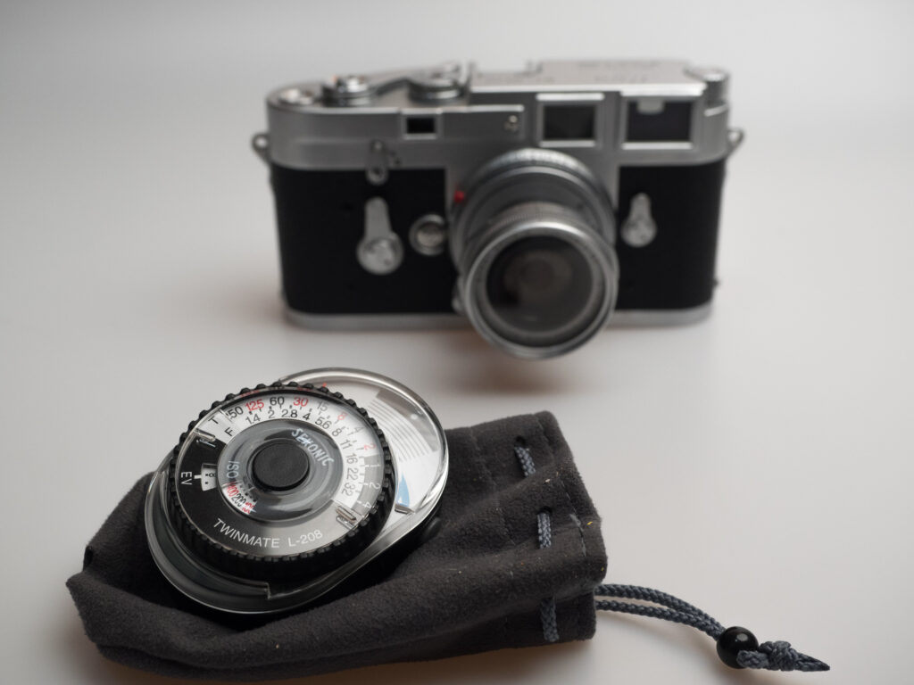 Alles ein bisschen retro: Der Twinmate passt irgendwie gut zu klassischen Kameras, und mit der Leica teilt dieser kompakte Handbelichtungsmesser das Streben nach maximaler Handlichkeit und Einfachheit.