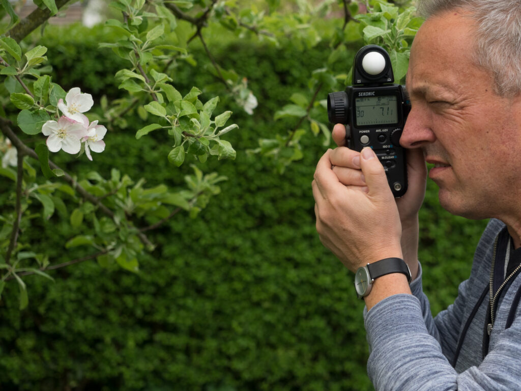 Spotmessung durch einen Sucher gehört zu den vielen Merkmalen des Sekonic-Handbelichtungsmessers L-758D. 