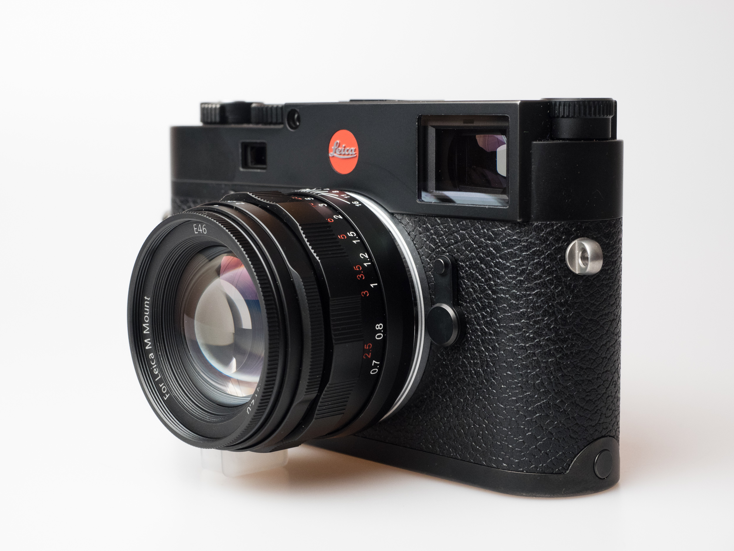 Produktabbildung Carl Zeiss Contax Planar 2/45 an Leica M10, Umbau auf Leica M von Funleader