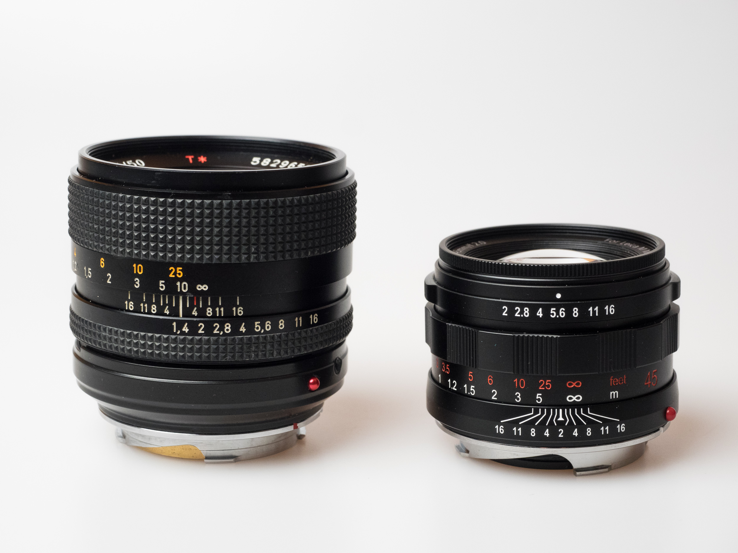 Produktabbildung Carl Zeiss Contax Planar 1,4(50 (li) und 2/45 (re), jeweils umgebaut auf Leica M