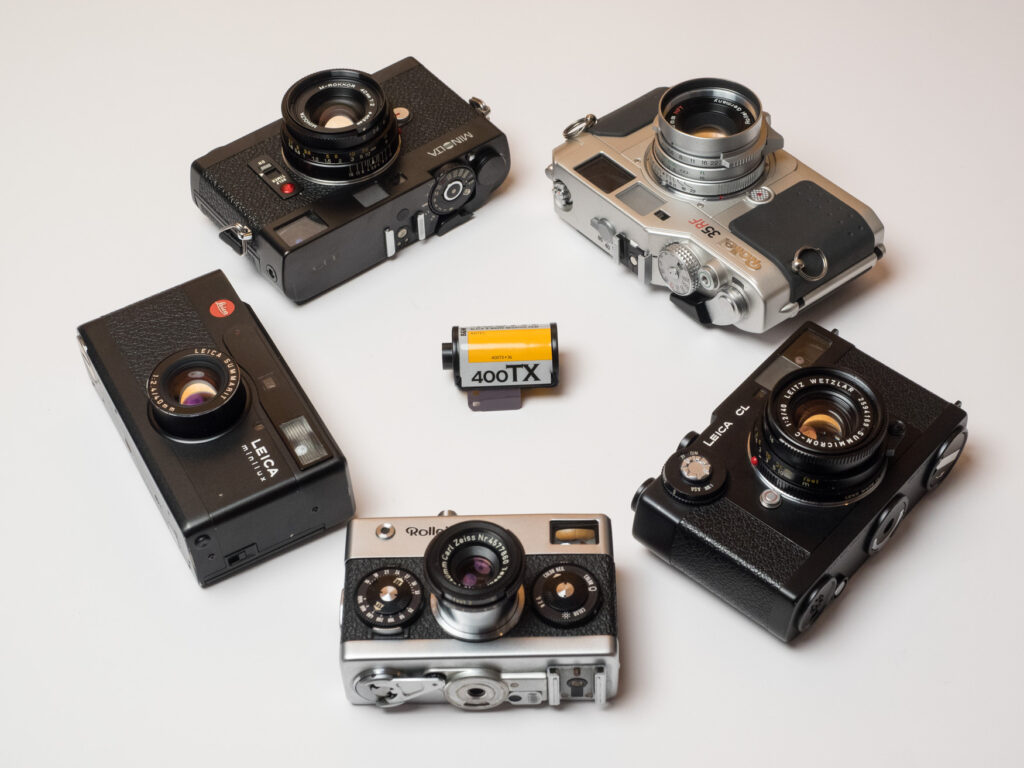 Rollei 35 und vier weitere analoge Kameras mit 40-Millimeter-Objektiven