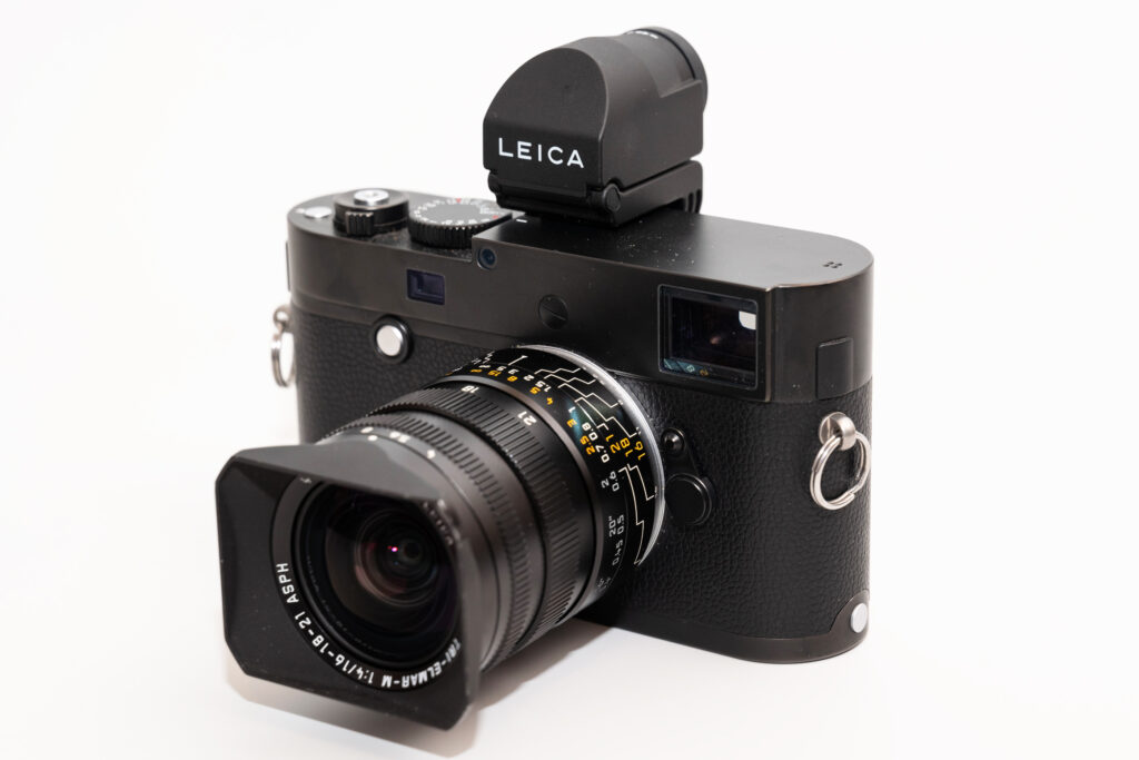 Produktfoto Leica Tri-Elmar 1:4/16-18-21 ASPH (WATE) an Leica M Monochrom (Typ 246) mit elektronischem Sucher