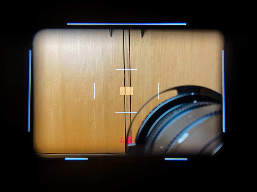 Produktfoto zeigt Blick durch den Sucher der digitalen Messsucherkamera Leica M (Typ 262) mit angesetztem Objektiv Leica Tri-Elmar 1:4/28-35-50 (MATE)