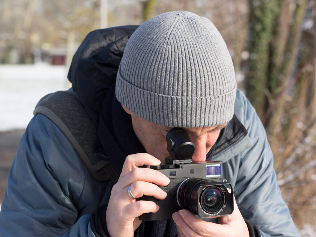 Produktfoto Leica Tri-Elmar 1:4/16-18-21 ASPH (WATE) in Benutzung an Leica M10 Monochrom mit Visoflex EVF