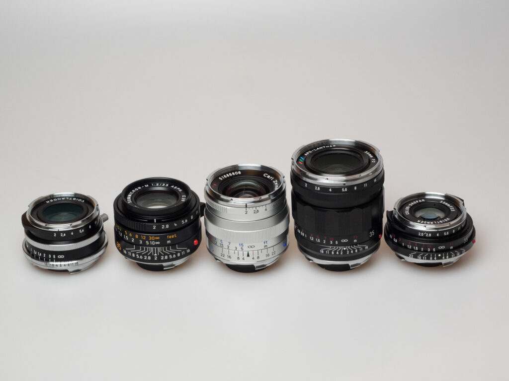 Produktbild zeigt Voigtländer Ultron 2/35 mit weiteren Objektiven mit 35mm Brennweite von Leica, Zeiss, Voigtländer