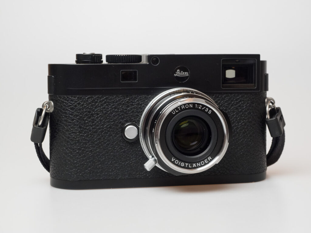 Produktbild zeigt Voigtländer Ultron 2/35 an Leica M (Typ 262), Teil des Duos Voigtländer Color-Skopar 3,5/21 VM und Ultron 2/35 VM