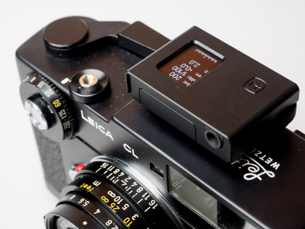 Produktbild zeigt Belichtungsmesser Hedeco Lime Two an Leica CL Analogkamera