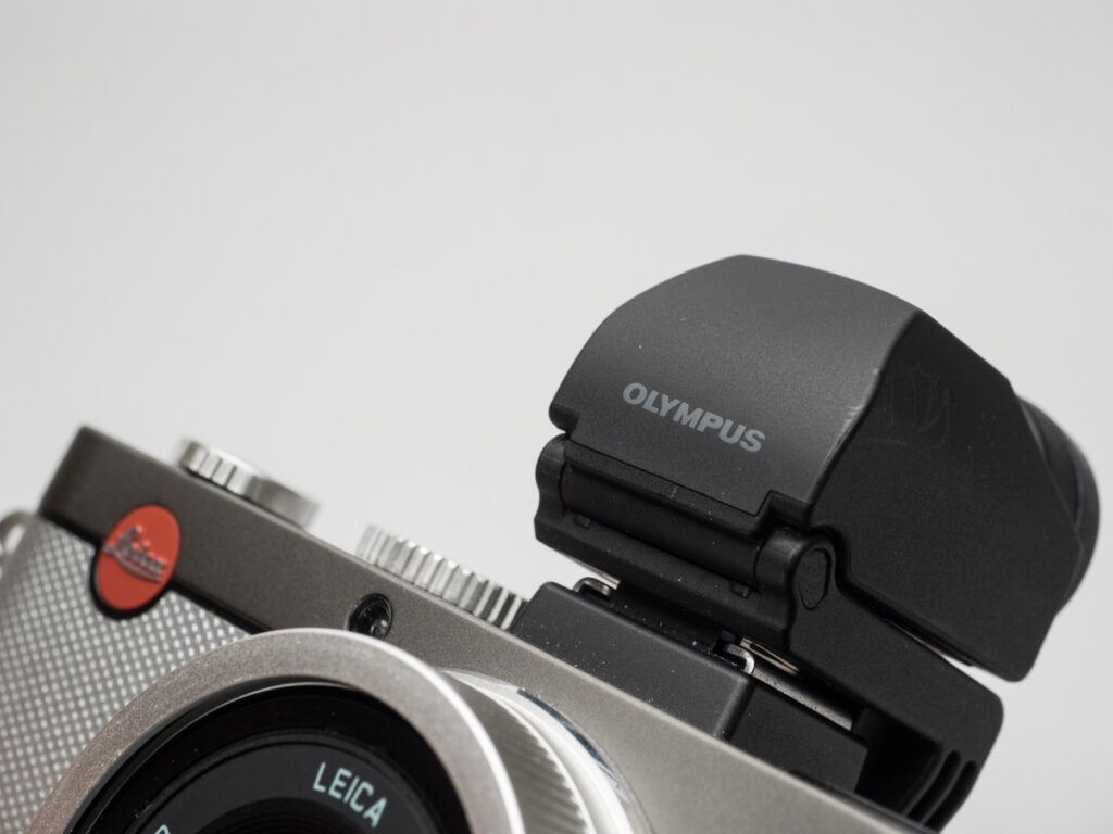 Produktbild zeigt Aufstecksucher VF-2 von Olympus an einer Kamera von Leica