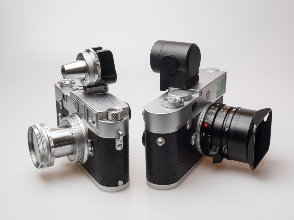 Produktbild zeigt Aufstecksucher an zwei Kameras von Leica aus den Jahren 1954 und 2017