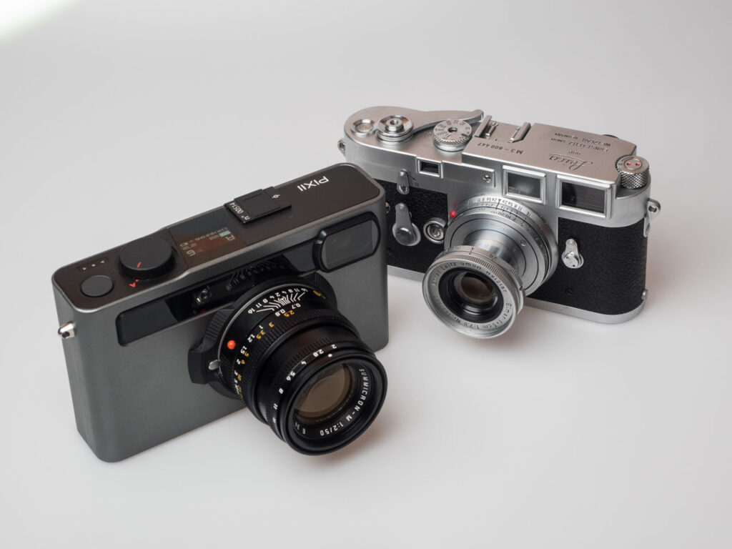 Produktbild zeigt Pixii Messsucherkamera (Modell A2572) mit Leica M3