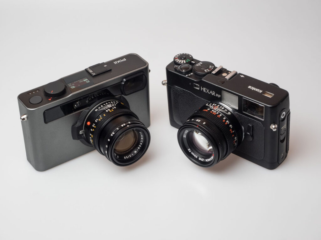 Produktbild zeigt Pixii Messsucherkamera (Modell A2572) mit Konica Hexar RF Analogkamera