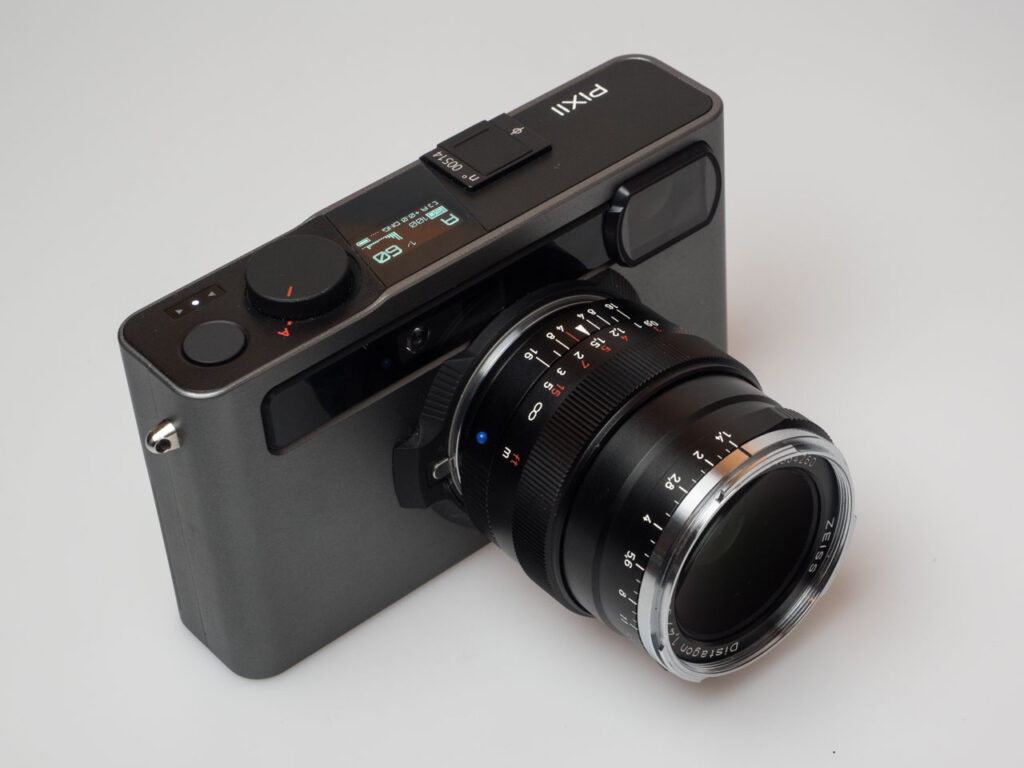 Produktbild zeigt Pixii Messsucherkamera (Modell A2572) mit Zeiss Distagon 35/1.4 ZM