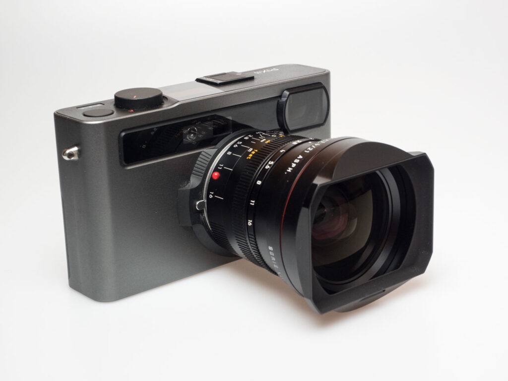 Produktbild zeigt Pixii Messsucherkamera (Modell A2572) mit Leica Summilux 21/1.4