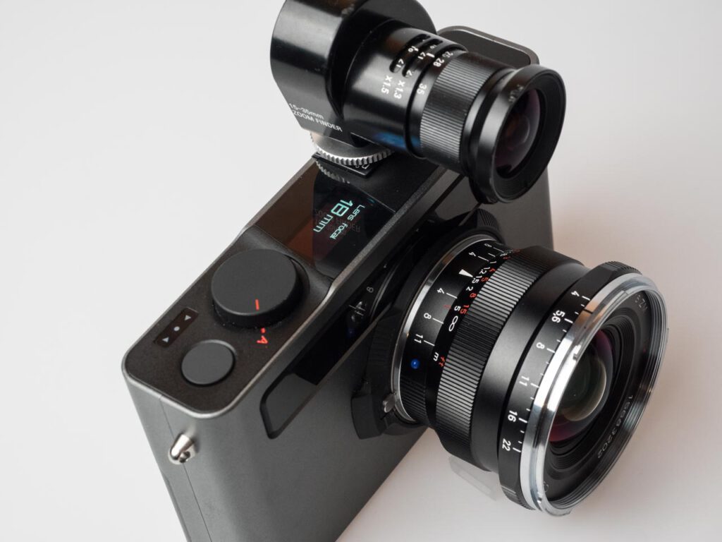 Produktbild zeigt Pixii Messsucherkamera (Modell A2572) mit Zeiss Distagon 18/4 ZM und Voigtländer Zoomfinder
