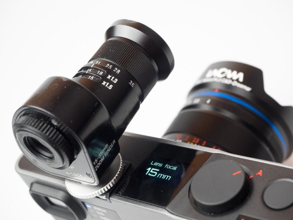Produktbild zeigt Pixii Messsucherkamera (Modell A2572) mit Laowa 14/4 und Voigtländer Zoomender