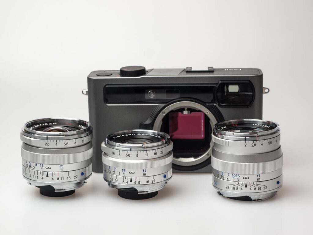 Produktbild zeigt Pixii Messsucherkamera (Modell A2572) mit Objektiven von Zeiss